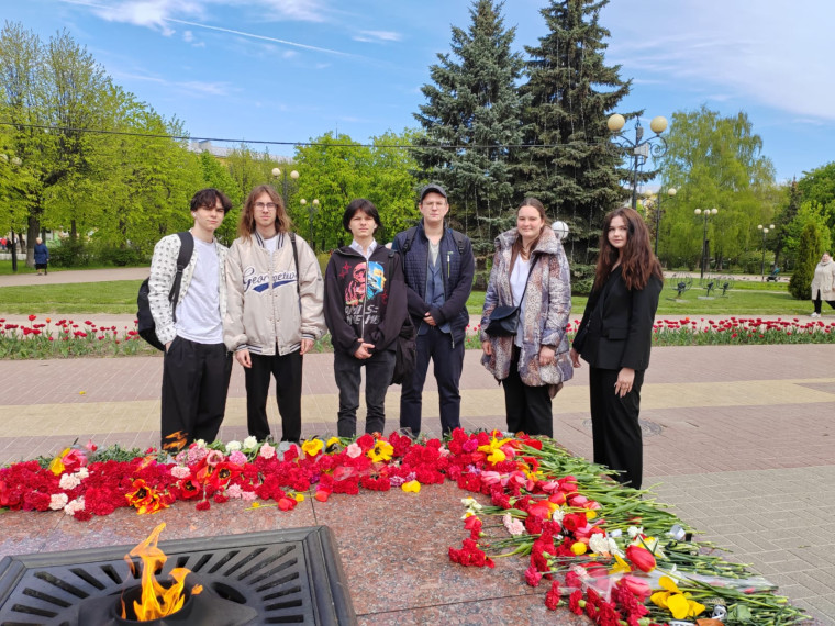Возложение цветов к Вечному огню.